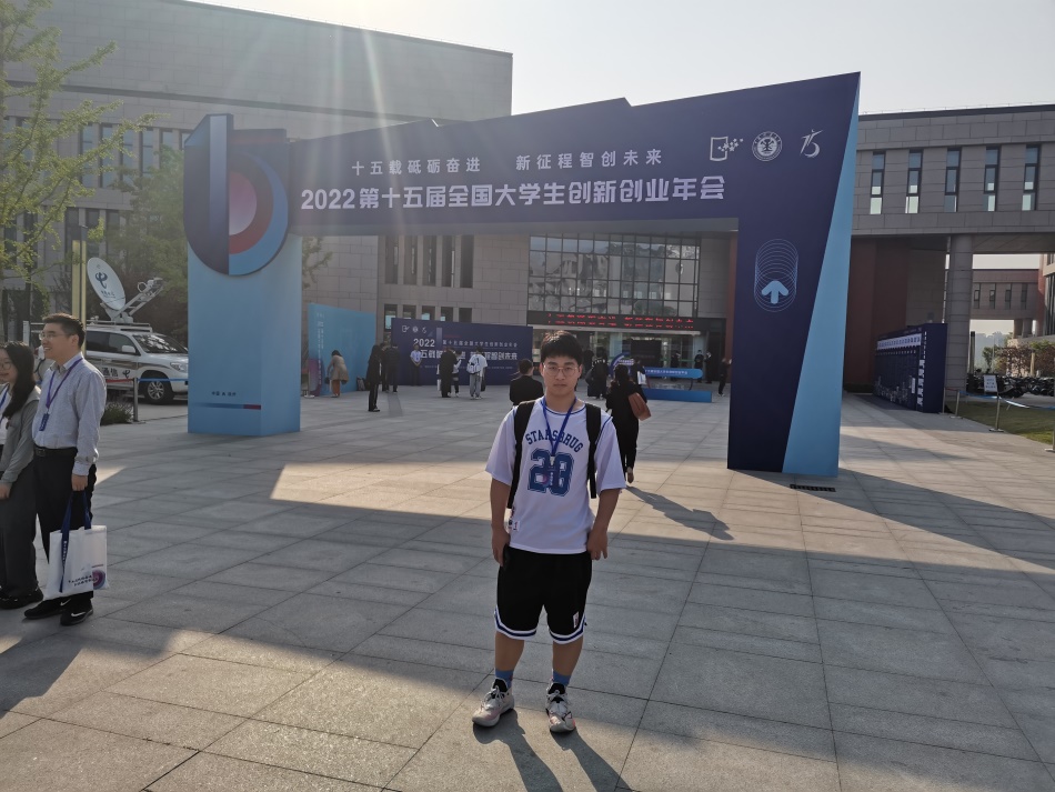 说明: F:\ZengWeiYou\活动照片\黄文涛大学生创新创业赛.jpg